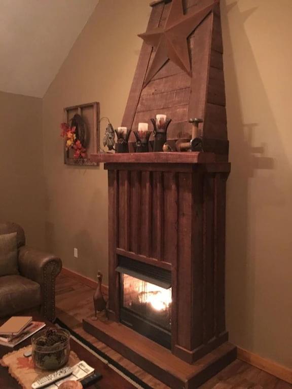 Gas Fireplace, Firepit, And Cedar Adirondack Chair Spencer Buitenkant foto
